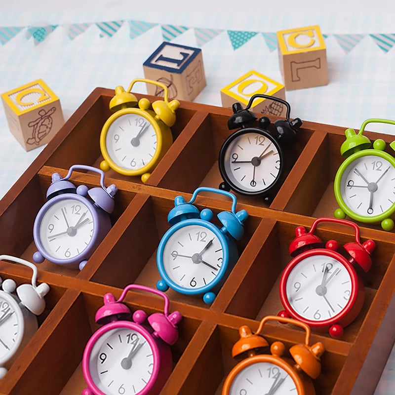 Nordic Retro Alarm Clock – Mute Quartz Clock with Metal Stand