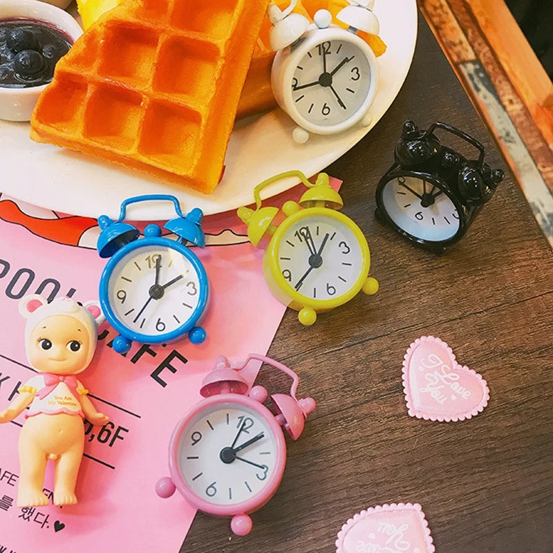 Nordic Retro Alarm Clock – Mute Quartz Clock with Metal Stand
