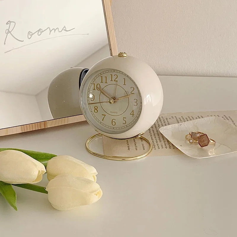 Nordic Retro Alarm Clock – Mute Quartz Clock with Metal Stand
