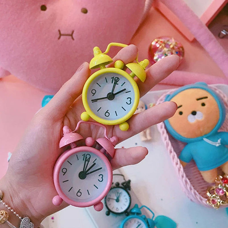 Nordic Retro Alarm Clock – Mute Quartz Clock with Metal Stand