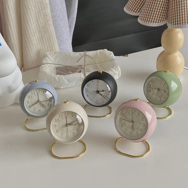 Nordic Retro Alarm Clock – Mute Quartz Clock with Metal Stand