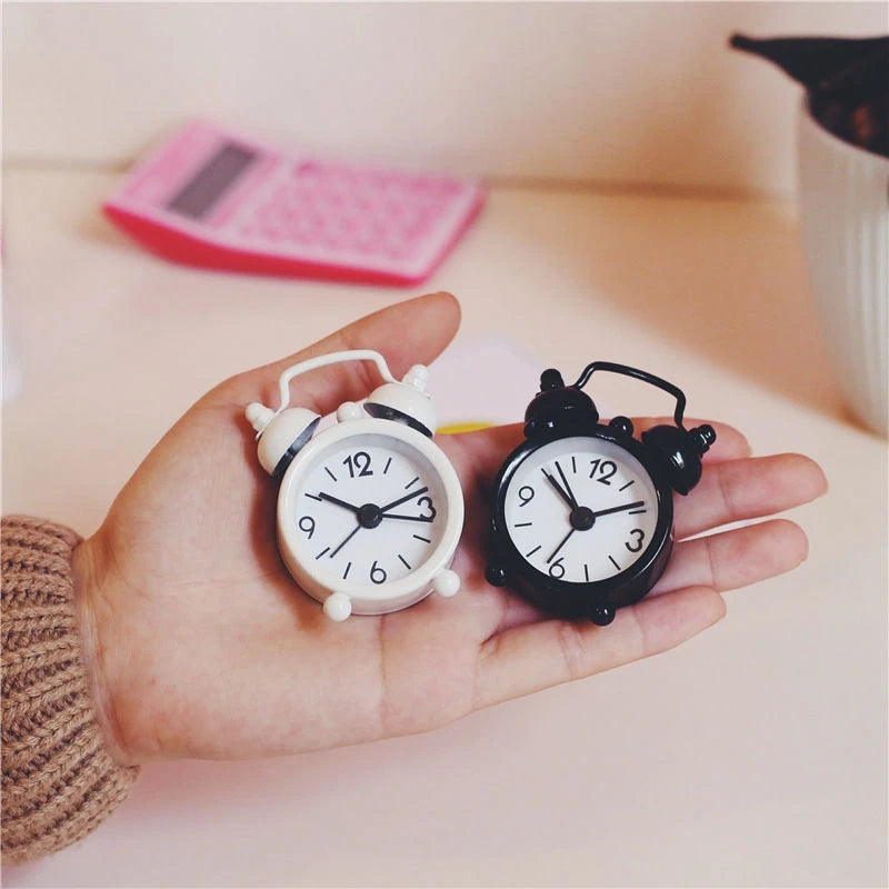 Nordic Retro Alarm Clock – Mute Quartz Clock with Metal Stand