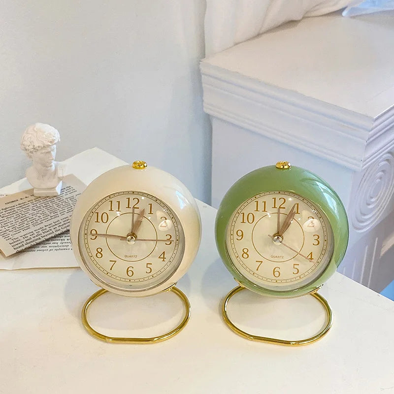 Nordic Retro Alarm Clock – Mute Quartz Clock with Metal Stand