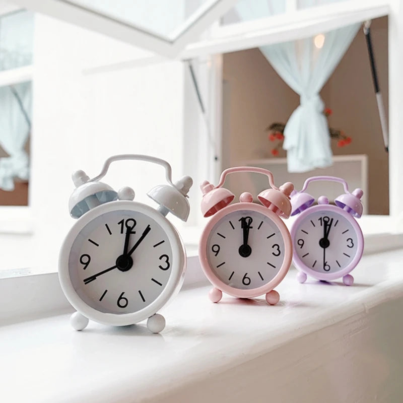 Nordic Retro Alarm Clock – Mute Quartz Clock with Metal Stand