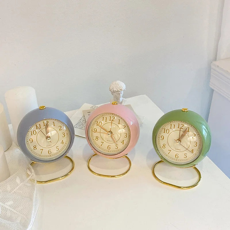 Nordic Retro Alarm Clock – Mute Quartz Clock with Metal Stand
