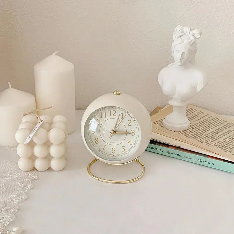 Nordic Retro Alarm Clock – Mute Quartz Clock with Metal Stand