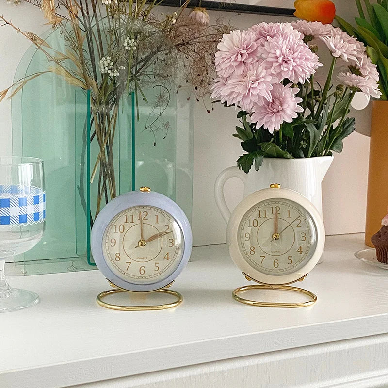 Nordic Retro Alarm Clock – Mute Quartz Clock with Metal Stand